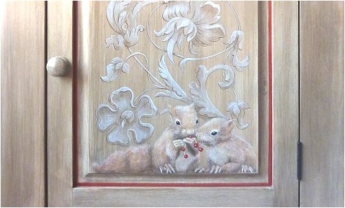 meuble peint avec motif ecureuil
